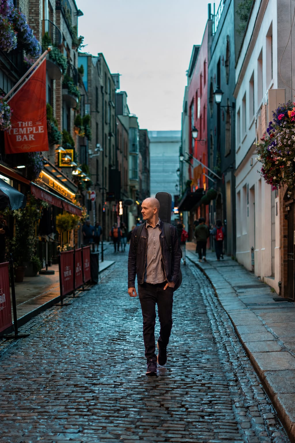 Håvard Blystad Rekdal går gjennom Temple Bar med gitar på ryggen